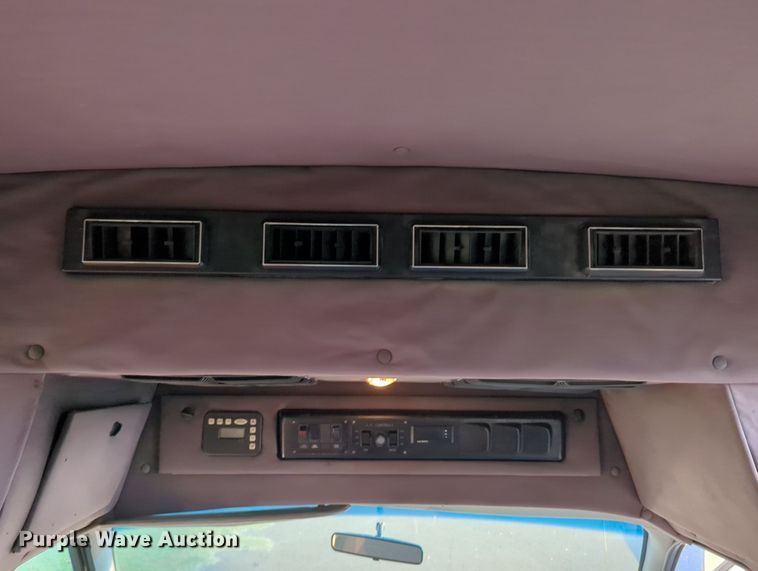 image for item MY9952 1998 Ford E350  shuttle bus