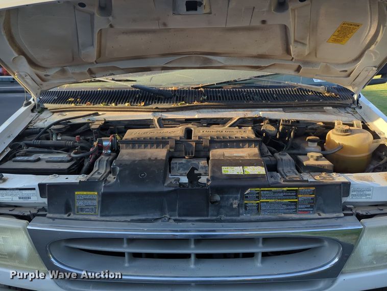 image for item MY9952 1998 Ford E350  shuttle bus