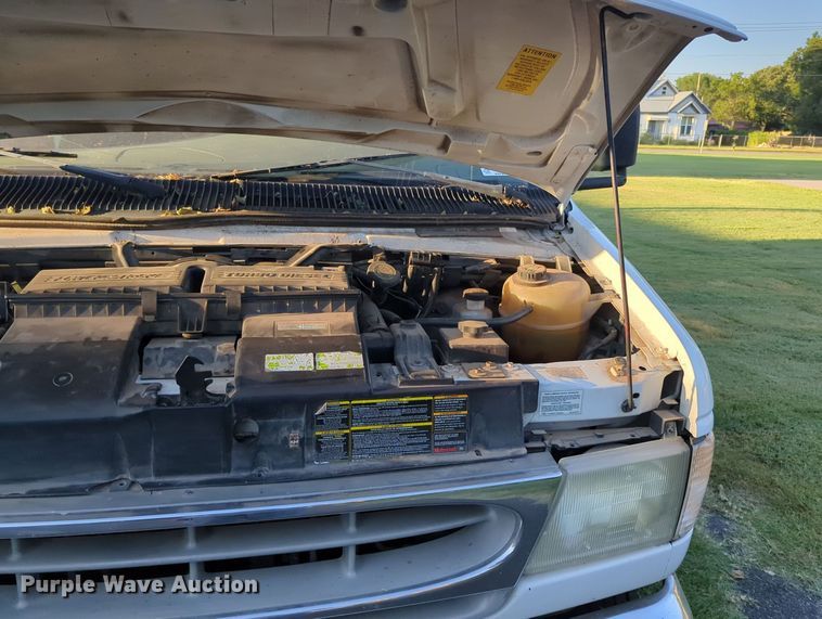 image for item MY9952 1998 Ford E350  shuttle bus