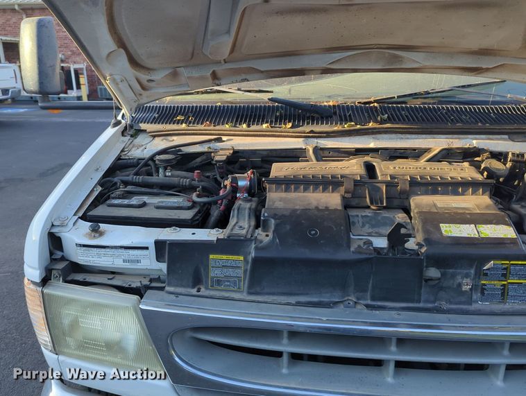 image for item MY9952 1998 Ford E350  shuttle bus