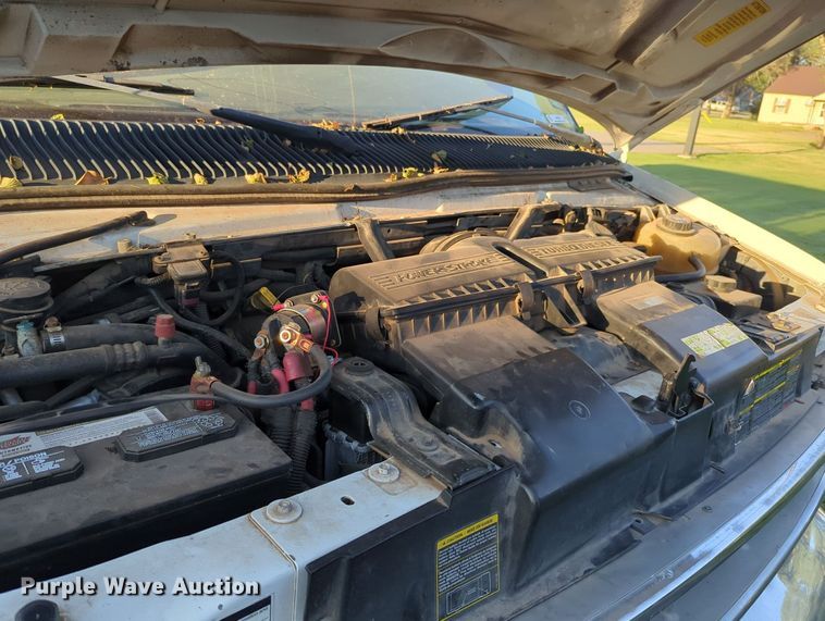 image for item MY9952 1998 Ford E350  shuttle bus