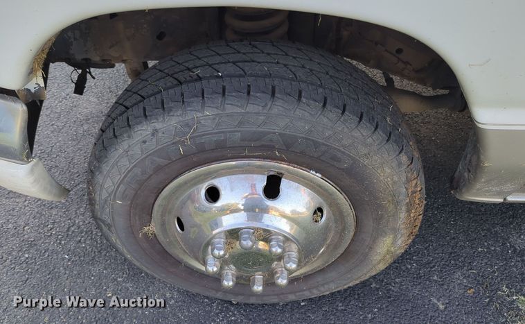 image for item MY9952 1998 Ford E350  shuttle bus