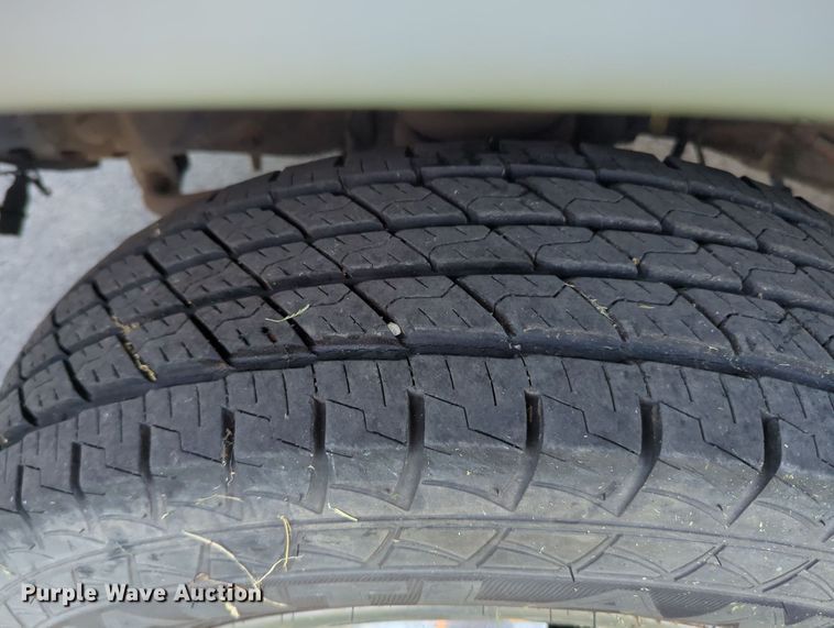 image for item MY9952 1998 Ford E350  shuttle bus