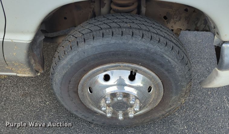 image for item MY9952 1998 Ford E350  shuttle bus