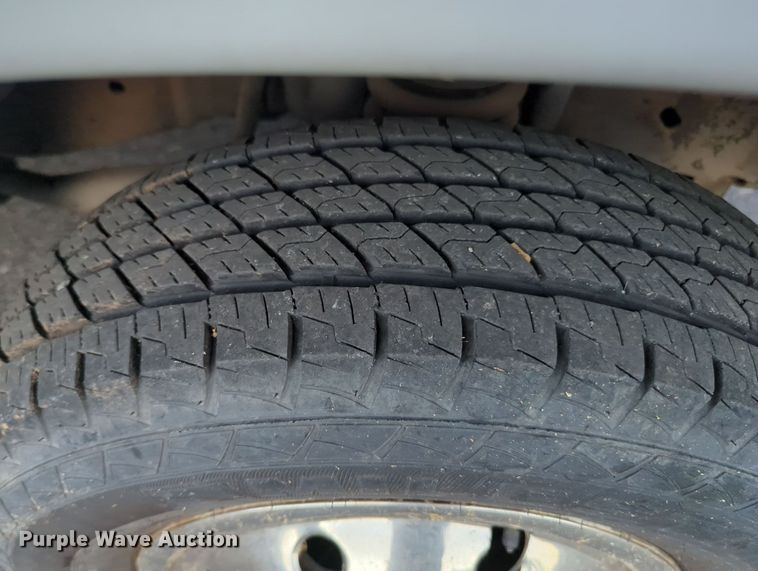 image for item MY9952 1998 Ford E350  shuttle bus