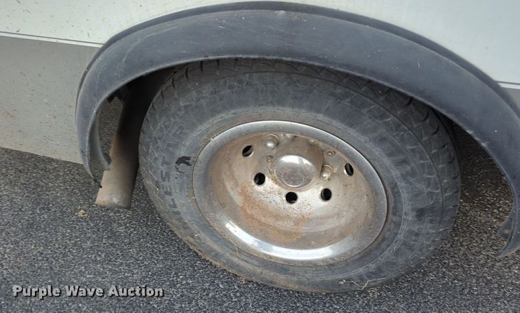 image for item MY9952 1998 Ford E350  shuttle bus