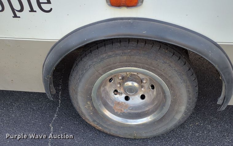 image for item MY9952 1998 Ford E350  shuttle bus