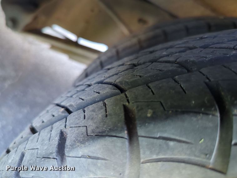 image for item MY9952 1998 Ford E350  shuttle bus