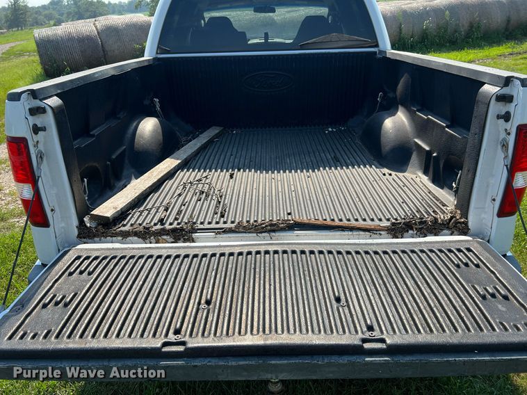 image for item NA9136 2004 Ford F150 XLT  SuperCrew pickup truck