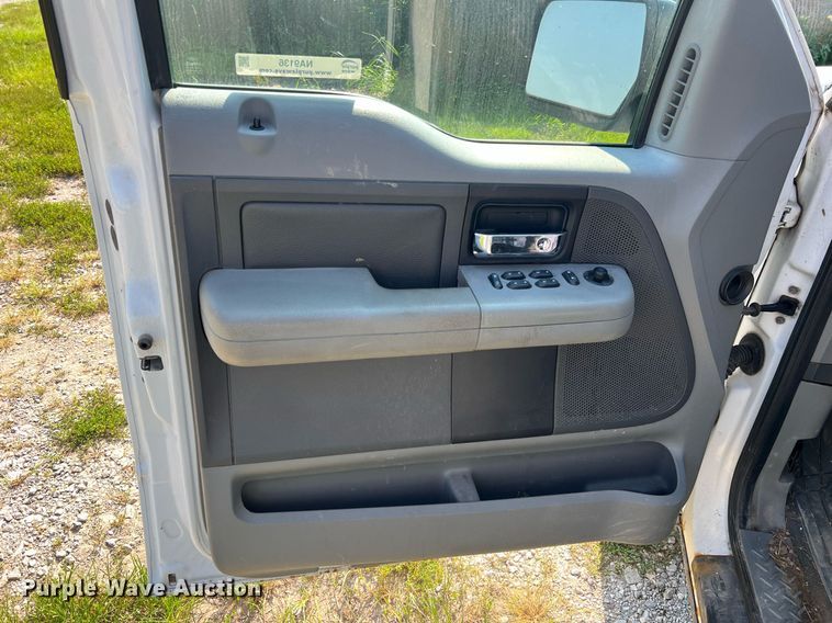 image for item NA9136 2004 Ford F150 XLT  SuperCrew pickup truck