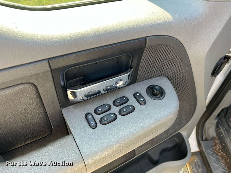 image for item NA9136 2004 Ford F150 XLT  SuperCrew pickup truck