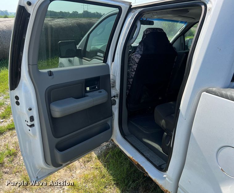 image for item NA9136 2004 Ford F150 XLT  SuperCrew pickup truck