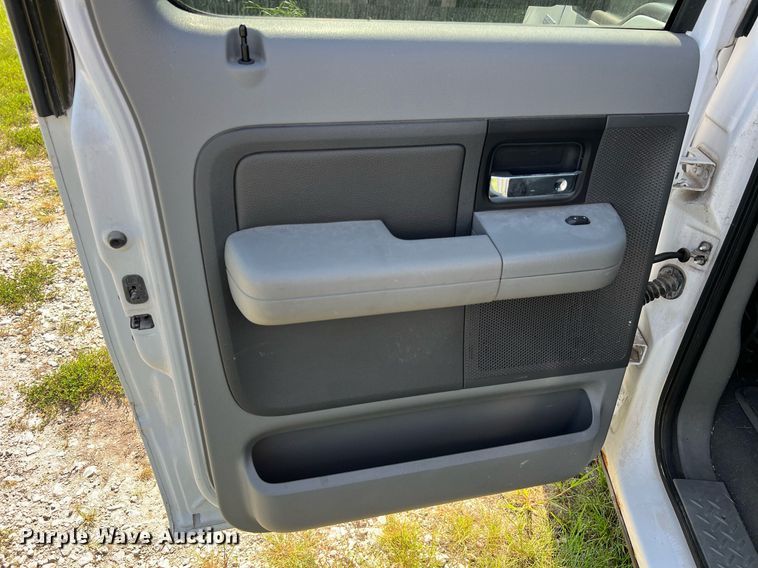 image for item NA9136 2004 Ford F150 XLT  SuperCrew pickup truck