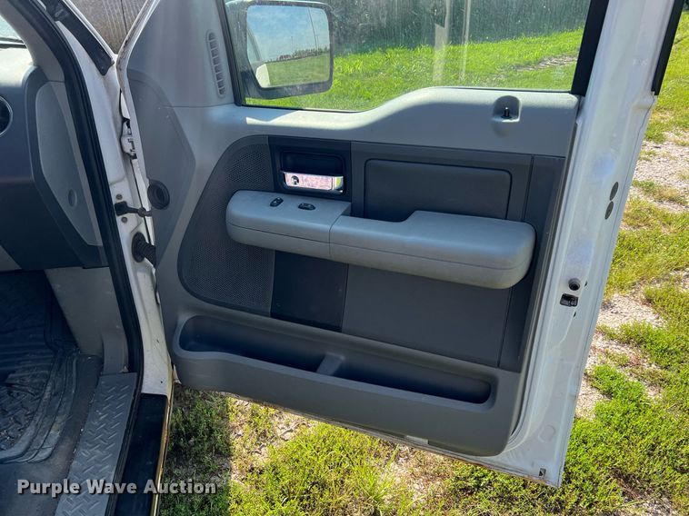 image for item NA9136 2004 Ford F150 XLT  SuperCrew pickup truck