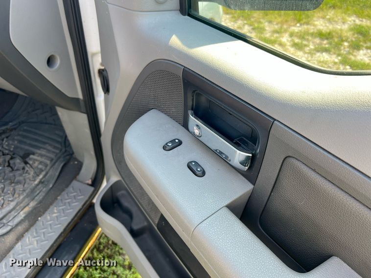 image for item NA9136 2004 Ford F150 XLT  SuperCrew pickup truck