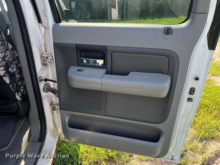 image for item NA9136 2004 Ford F150 XLT  SuperCrew pickup truck