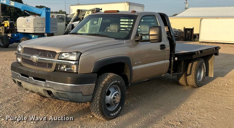 image for item NL9005 2004 Chevrolet Silverado 3500HD  flatbed pickup truck
