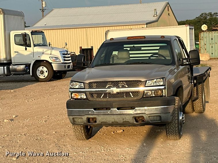 image for item NL9005 2004 Chevrolet Silverado 3500HD  flatbed pickup truck
