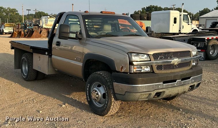image for item NL9005 2004 Chevrolet Silverado 3500HD  flatbed pickup truck