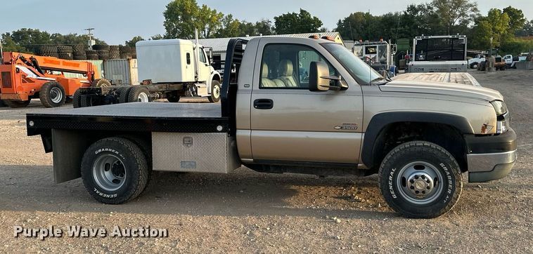 image for item NL9005 2004 Chevrolet Silverado 3500HD  flatbed pickup truck