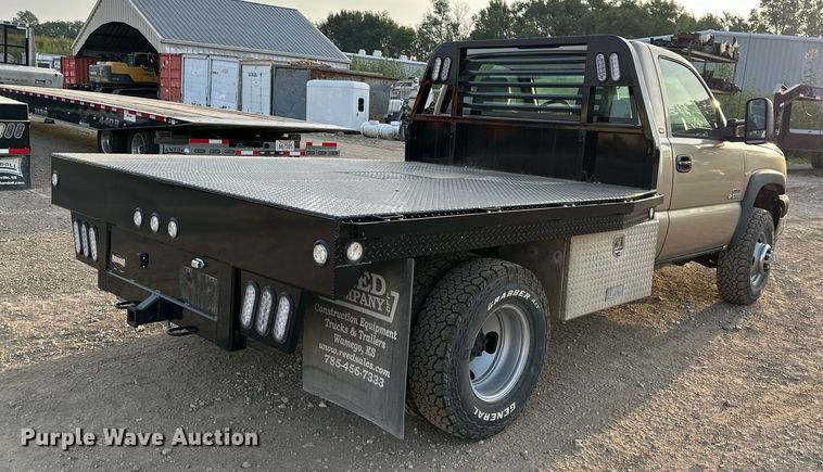 image for item NL9005 2004 Chevrolet Silverado 3500HD  flatbed pickup truck