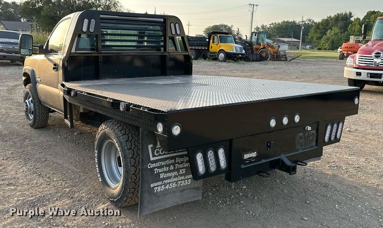 image for item NL9005 2004 Chevrolet Silverado 3500HD  flatbed pickup truck