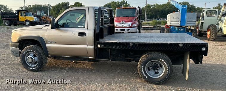 image for item NL9005 2004 Chevrolet Silverado 3500HD  flatbed pickup truck