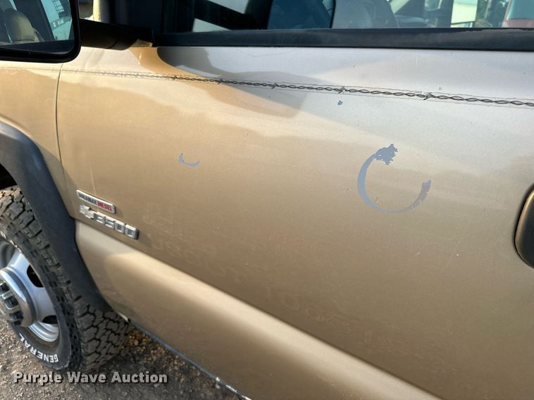 image for item NL9005 2004 Chevrolet Silverado 3500HD  flatbed pickup truck