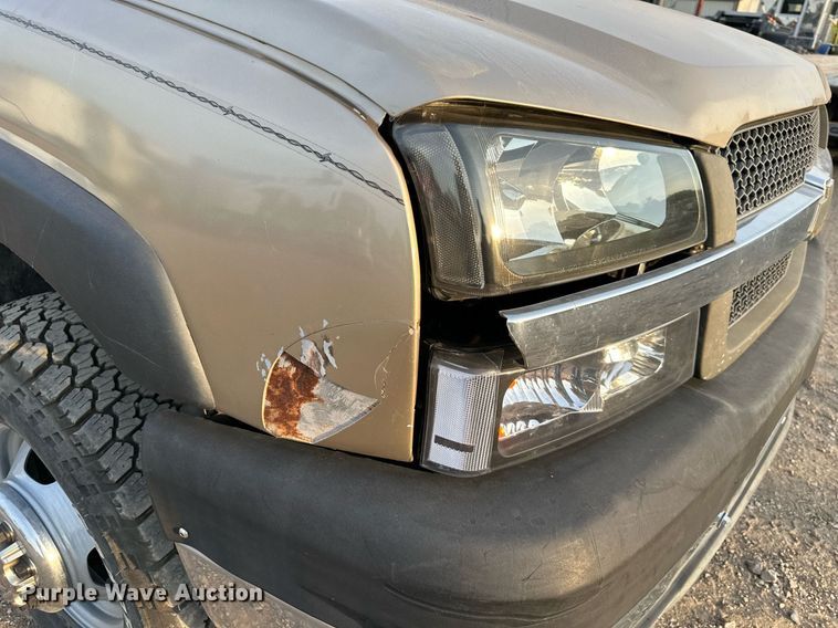 image for item NL9005 2004 Chevrolet Silverado 3500HD  flatbed pickup truck