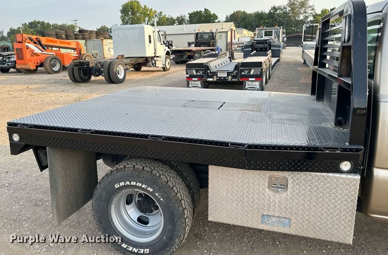 image for item NL9005 2004 Chevrolet Silverado 3500HD  flatbed pickup truck