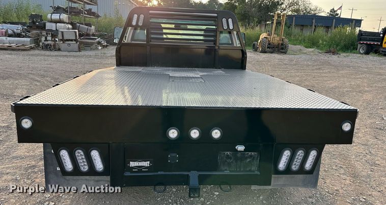 image for item NL9005 2004 Chevrolet Silverado 3500HD  flatbed pickup truck