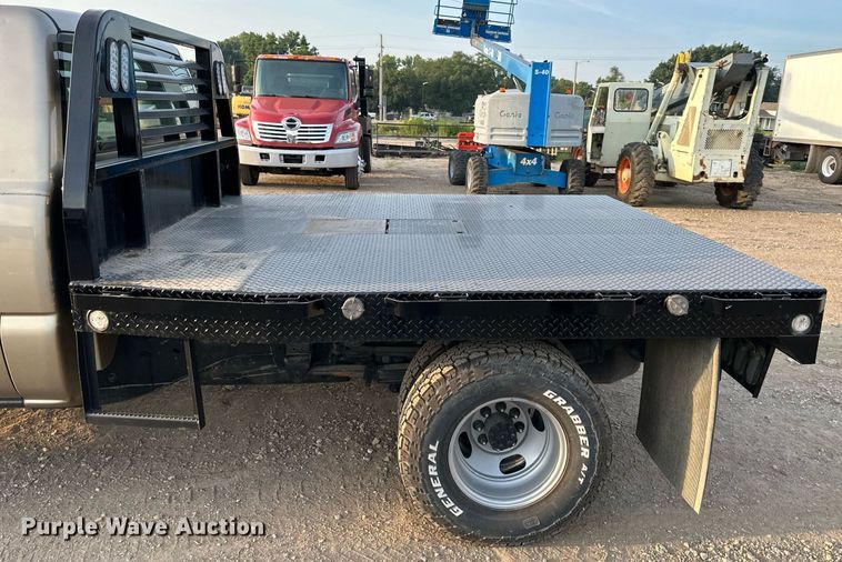 image for item NL9005 2004 Chevrolet Silverado 3500HD  flatbed pickup truck