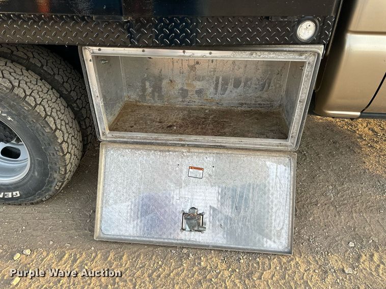 image for item NL9005 2004 Chevrolet Silverado 3500HD  flatbed pickup truck