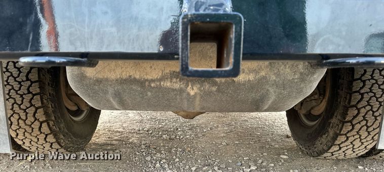 image for item NL9005 2004 Chevrolet Silverado 3500HD  flatbed pickup truck