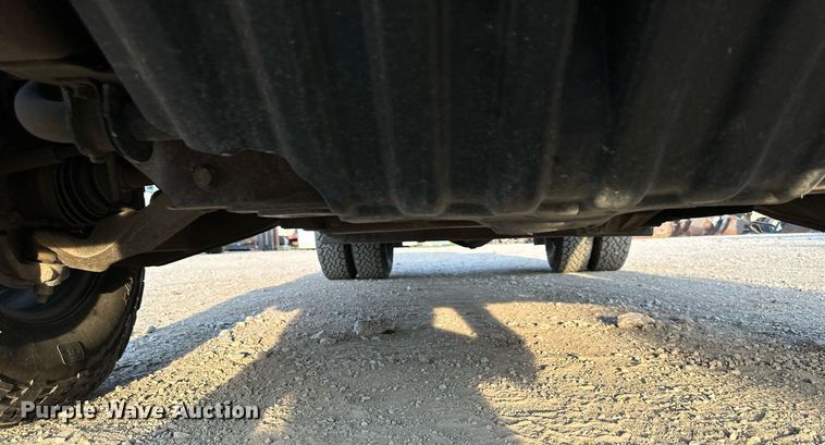 image for item NL9005 2004 Chevrolet Silverado 3500HD  flatbed pickup truck