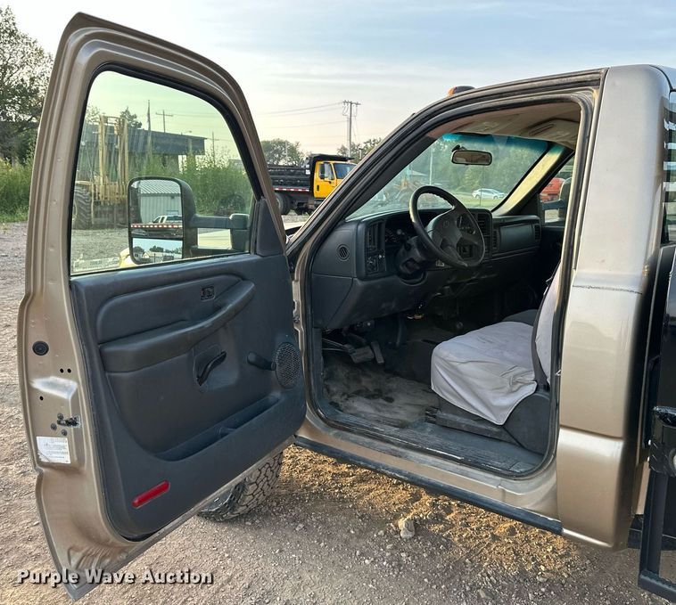 image for item NL9005 2004 Chevrolet Silverado 3500HD  flatbed pickup truck