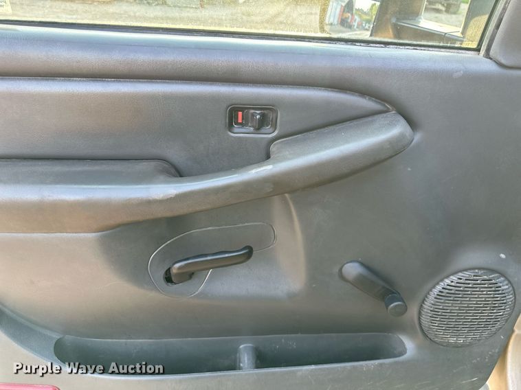 image for item NL9005 2004 Chevrolet Silverado 3500HD  flatbed pickup truck