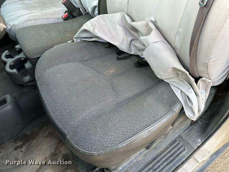 image for item NL9005 2004 Chevrolet Silverado 3500HD  flatbed pickup truck