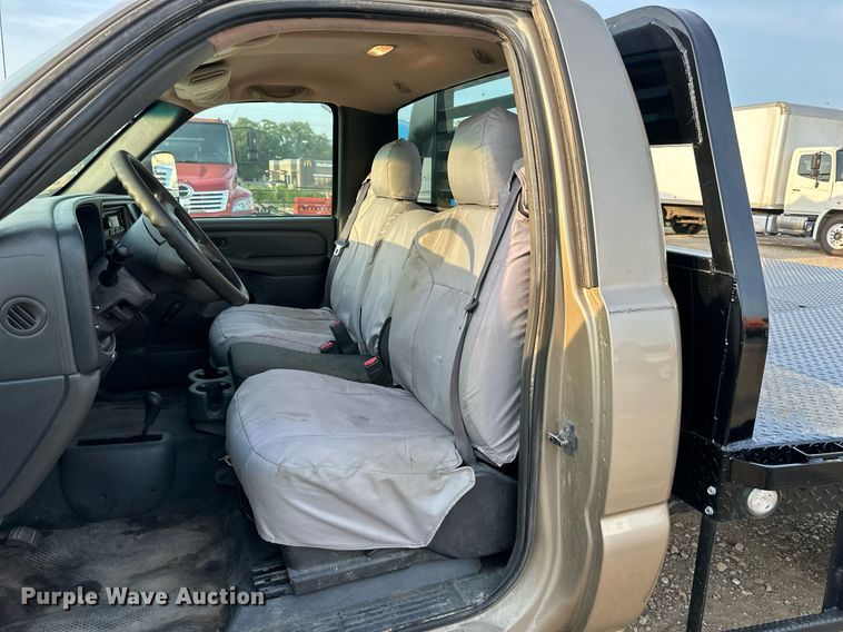 image for item NL9005 2004 Chevrolet Silverado 3500HD  flatbed pickup truck