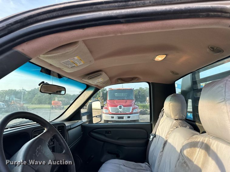 image for item NL9005 2004 Chevrolet Silverado 3500HD  flatbed pickup truck