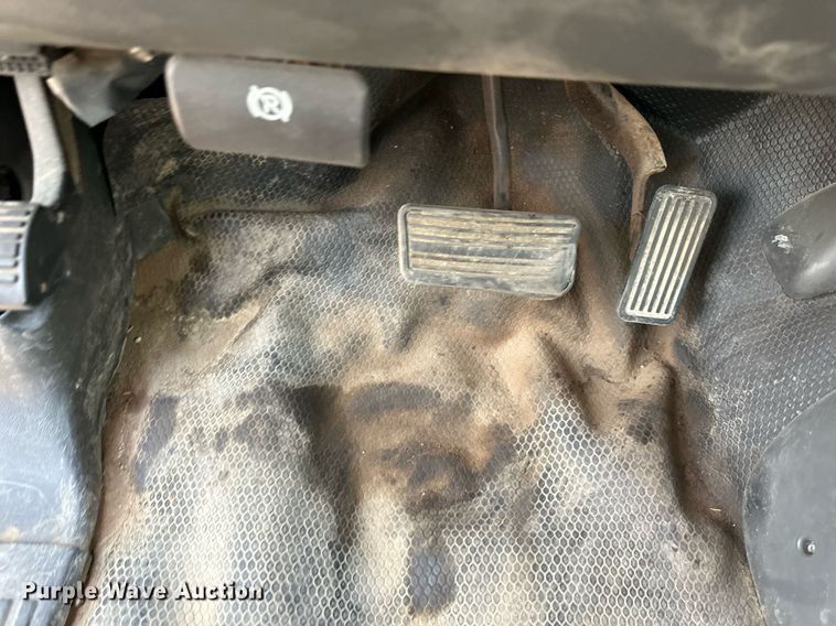 image for item NL9005 2004 Chevrolet Silverado 3500HD  flatbed pickup truck