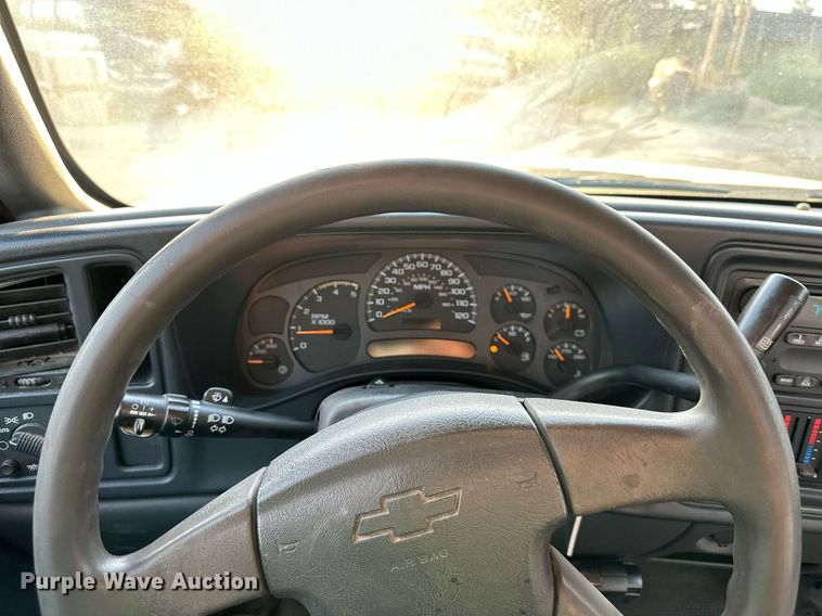 image for item NL9005 2004 Chevrolet Silverado 3500HD  flatbed pickup truck