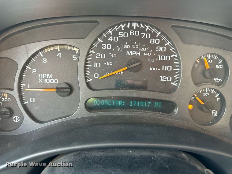 image for item NL9005 2004 Chevrolet Silverado 3500HD  flatbed pickup truck