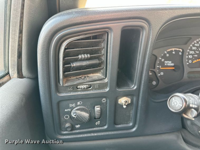 image for item NL9005 2004 Chevrolet Silverado 3500HD  flatbed pickup truck