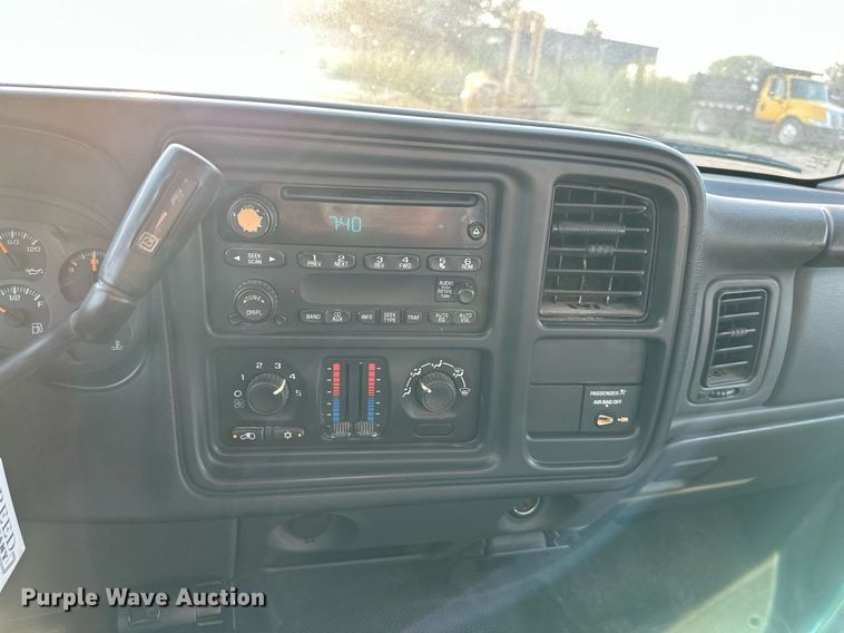 image for item NL9005 2004 Chevrolet Silverado 3500HD  flatbed pickup truck