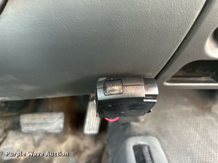 image for item NL9005 2004 Chevrolet Silverado 3500HD  flatbed pickup truck