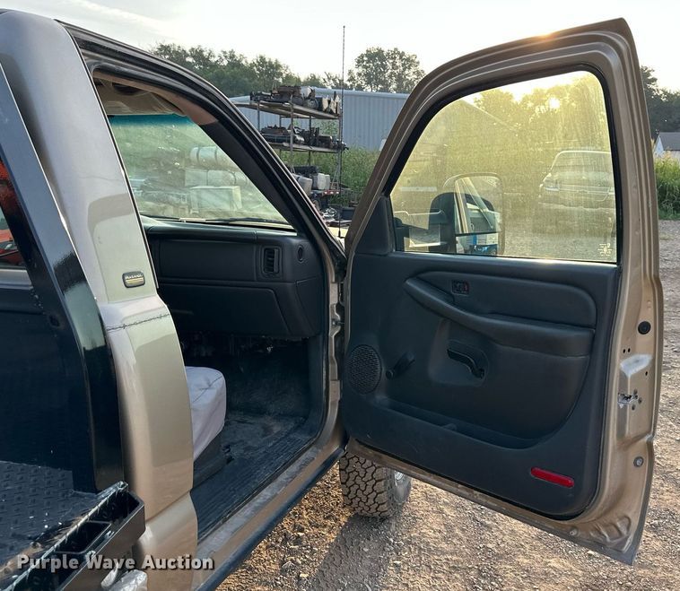 image for item NL9005 2004 Chevrolet Silverado 3500HD  flatbed pickup truck