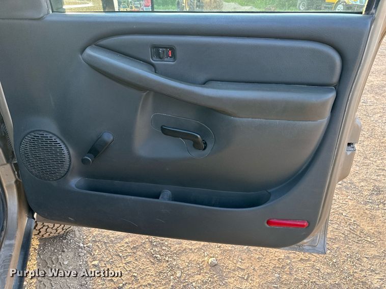 image for item NL9005 2004 Chevrolet Silverado 3500HD  flatbed pickup truck