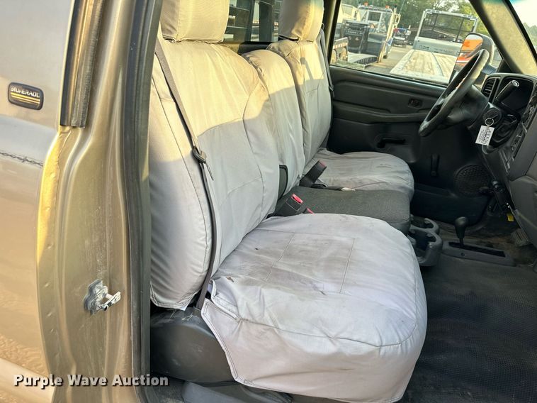 image for item NL9005 2004 Chevrolet Silverado 3500HD  flatbed pickup truck