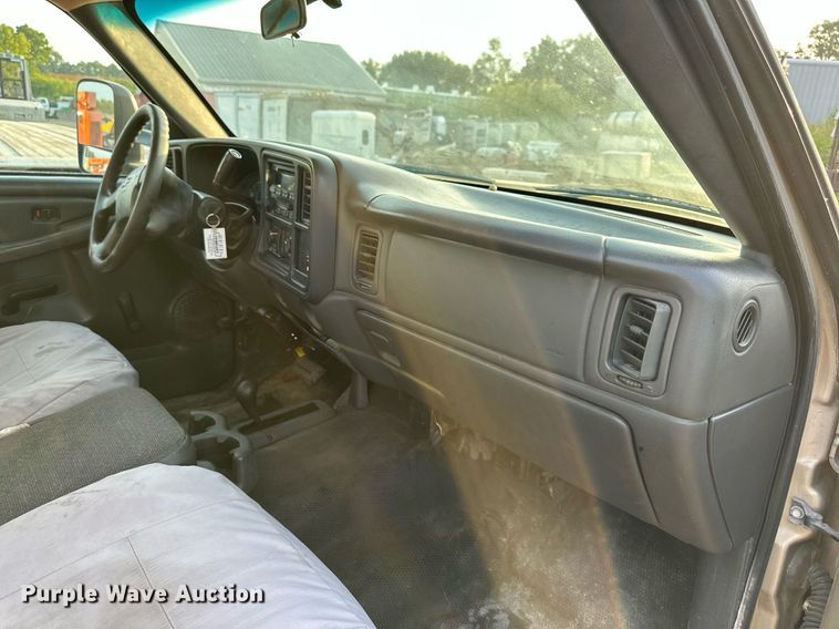 image for item NL9005 2004 Chevrolet Silverado 3500HD  flatbed pickup truck